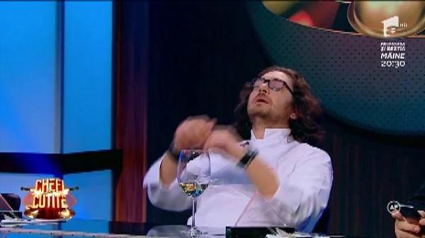 Cu batic &icirc;nflorat, tușa Didina din Șop&acirc;rlița: &bdquo;Am venit, mamă, să concurez. Dă-i, dară, z&acirc;c, că sunt bună. C-am mai fost și io pe la pomeni de-am mai gătit!&rdquo;