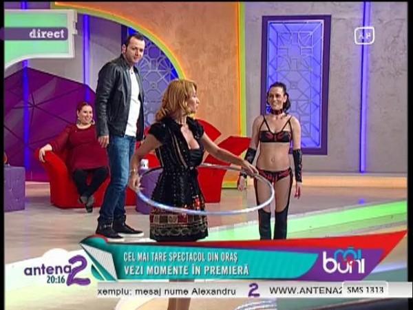 Rodica Miron se unduieşte &icirc;n cercuri: Blonda e expertă &icirc;n hula hoop