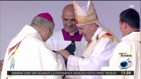 Impresionant! Papa Francisc a aşezat Trandafirul de aur la picioarele statuii făcătoare de minuni a Fecioarei Maria