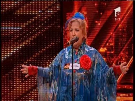 Vorbeşte mult, se "energizează" pe scenă şi s-a dezbrăcat în faţa juraţilor! Aurelia, show total la 52 de primăveri
