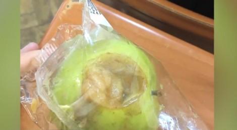 Mere stricate și cornuri mucegăite la școală