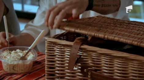 HA-HA-HA!  Melodia care nu te ține la dietă de Crăciun: ”Și vreau să spun că mi-a fost dor...de-un porc la rotisor!”