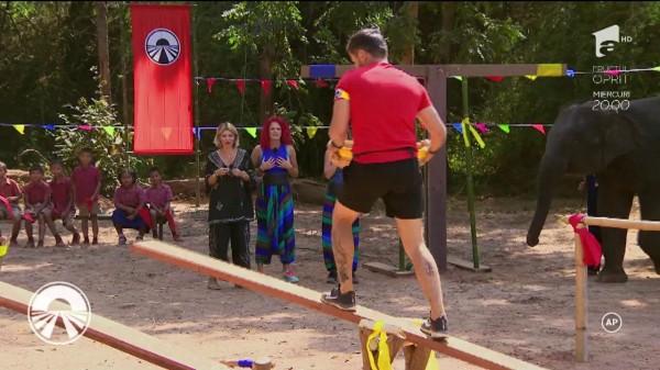 Cursa spre marea finală Asia Express se lasă cu accidentări! Liviu V&acirc;rciu și Vica Blochina, cu picioarele julite p&acirc;nă la s&acirc;nge din cauza elefanților: "Neaşteptat de grea proba asta"