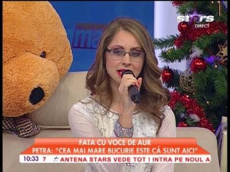 Petra, fata care "vede" doar întunericul şi are o voce de înger: un colind cu emoţie, în dar de Crăciun