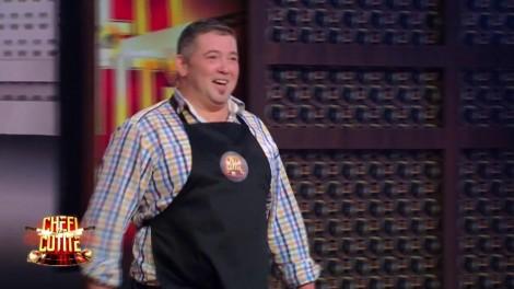 Asta-i pofta ce-au poftit! Chefii au parte de un răsfăţ tradiţional românesc. “Alţii vin cu platouri fine şi tu ne-ai adus porcul?”