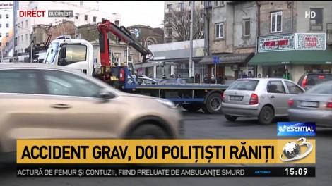 Accident grav în Capitală. Maşină de poliţie, răsturnată peste un taxi. Cei doi agenți au fost transportați la spital