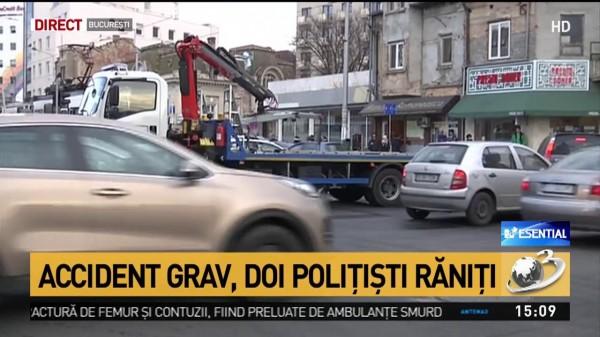 Accident grav &icirc;n Capitală. Maşină de poliţie, răsturnată peste un taxi. Cei doi agenți au fost transportați la spital