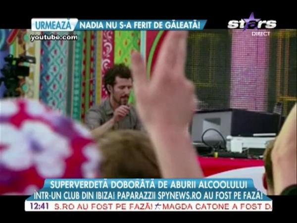 A ajuns de răsul lumii! Paris Hilton, dobor&acirc;tă de aburii alcoolului. Nu se mai putea ridica de pe scaun