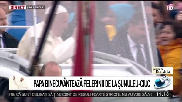 Video. 85.000 de oameni l-au aplaudat la Şumuleu Ciuc. Papa Francisc a sosit &icirc;n papamobilul construit la Uzinele Dacia