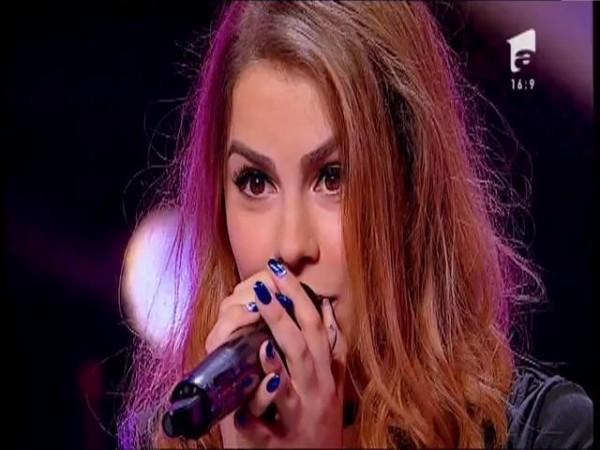 Direct din duș, pe scena de la "X Factor"! Plină de atitudine şi cu senzualitatea la purtător, Mureşan Roxana a făcut juriul să tremure. "Trecea de la fierbinte, la apă rece"