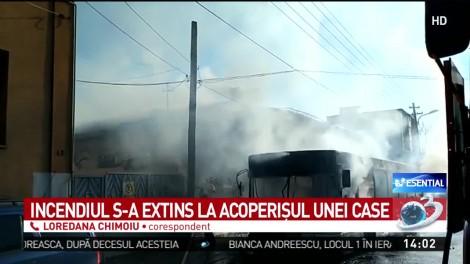 Panică la Craiova! Un autobuz cu pasageri a luat foc în stație. Flăcările s-au extins și la o casă din apropiere