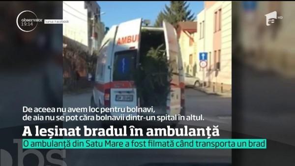 VIRAL! Cine are prioritate?! O ambulanţă din Satu Mare, filmată c&acirc;nd transporta... un brad de Crăciun