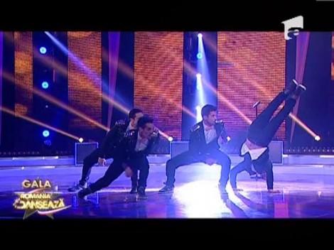 1ST Class! Baietii lui Connect-R au facut "bicicleta umana" pe scena!