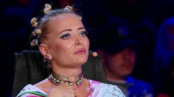 De pe Youtube, direct pe scena &rdquo;X Factor&rdquo;. O viitoare profesoară i-a emoționat pe jurați: &bdquo;Mi-am făcut un studiou cu sticle de apă, bănuți și tot felul de nebunii&rdquo;