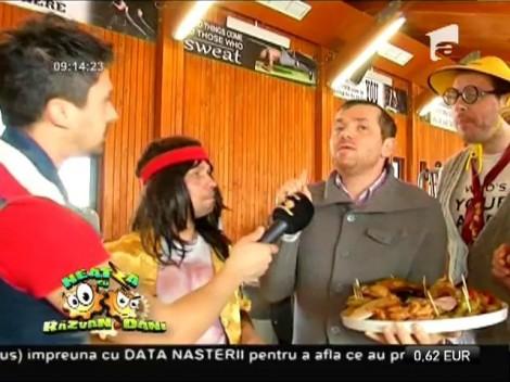 Sf&acirc;nta Treime: "&Icirc;n numele microfonului, al sălii și al platoului cu mici"! Bătr&acirc;na versus Oprișan, la pupat de "moaște"!