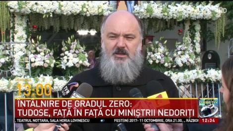 VIDEO / Situație inexplicabilă, la Iași! Un bărbat a atins moaștele Sfintei Parascheva și a început să urle ca din gură de șarpe. Credincioșii îl priveau șocați și îi făceau cruce