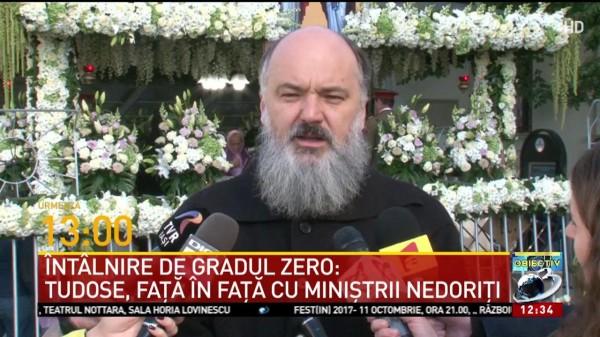VIDEO / Situație inexplicabilă, la Iași! Un bărbat a atins moaștele Sfintei Parascheva și a &icirc;nceput să urle ca din gură de șarpe. Credincioșii &icirc;l priveau șocați și &icirc;i făceau cruce