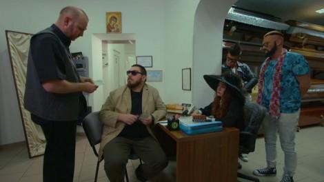 Roby Roberto şi Malone vând un sicriu la suprapreţ