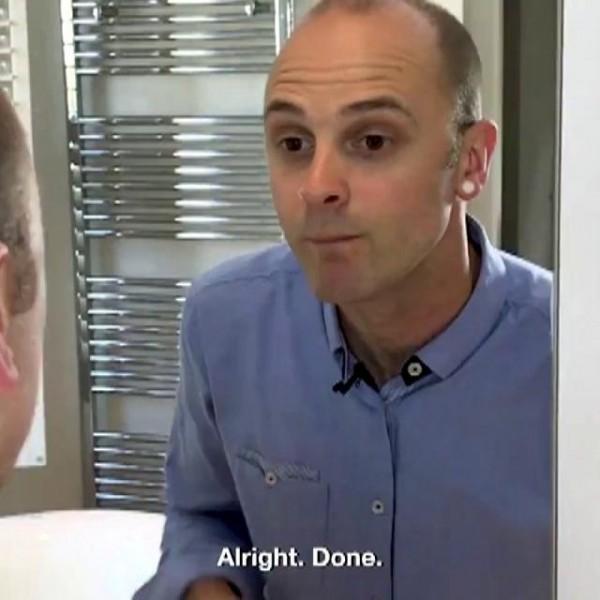 O fetiță nu-și recunoaște tatăl fără barbă. Reacția micuței este pur și simplu adorabilă!