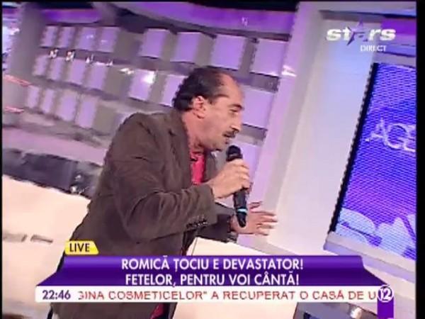 Niciodată nu l-ai mai văzut AŞA! Simpaticul Romică Ţociu, &icirc;n postura de c&acirc;ntăreţ! A făcut show