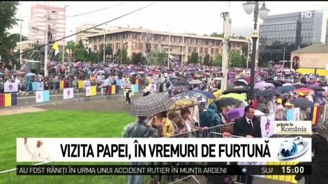 Cod portocaliu de vijelie la Iași. Zeci de credincioși înfruntă ploaia cu grindină, în așteptarea Papei Francisc. Video