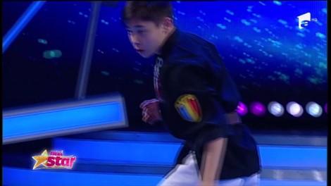 S-a lăsat cu sânge! Credeați că aleargă vedetele doar cu nuiaua? Păzea, Nea Mărin sparge lemne cu mâna!