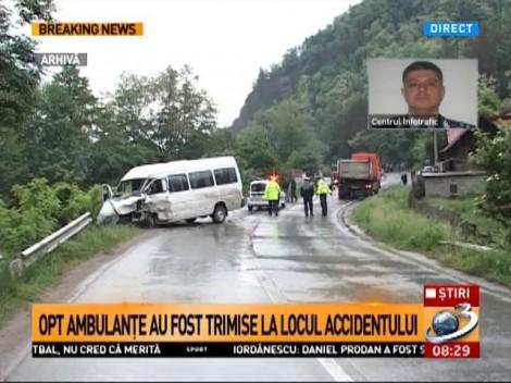 Accident grav pe DN2: Trei persoane au murit şi 17 au fost rănite după ce un microbuz s-a ciocnit cu un autoturism!
