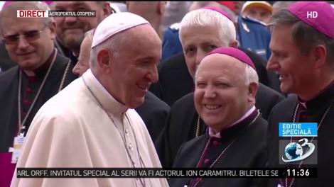 Primele imagini cu Papa Francisc în România! Suveranul Pontif a binecuvântat un copil în scaun cu rotile