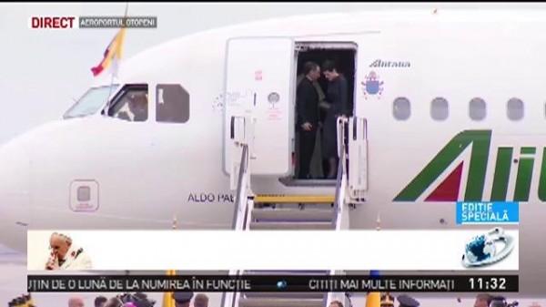 Primele imagini cu Papa Francisc &icirc;n Rom&acirc;nia! Suveranul Pontif a binecuv&acirc;ntat un copil &icirc;n scaun cu rotile