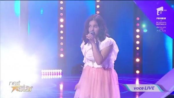 Atunci c&acirc;nd nu-ți mai poți stăp&acirc;ni lacrimile: Denisa, fetița fără părinți, care a c&acirc;ntat &bdquo;Mulțumesc, iubită mamă&rdquo;