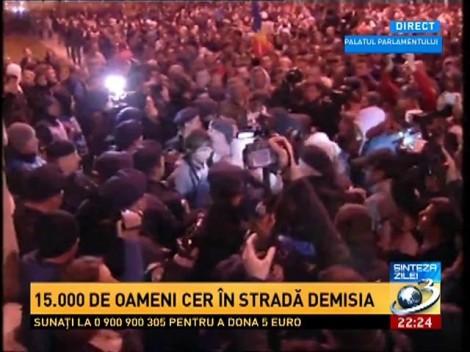15.000 de persoane cer demisia! Protestatarii au ajuns la Palatul Parlamentului și au sărit gardul!
