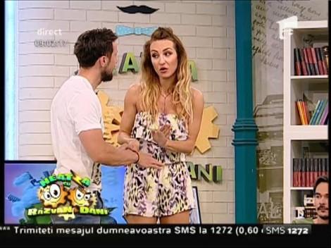 Priviți aici moment de EURO! Faceți loc, montăm porți, maginea terenului, careu, avem și fanion, Răzvane, unde ești? Toată lumea e pregătită?! Flavia și Amalia explică regula ofsaid-ului!