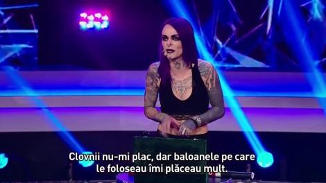 "Dacă vede Bendeac câte limbi are fata asta...". Alexia Doll, apariție bizară în fața juraților. Își bate cuie în nas și își strecoară două șurubelnițe în nări: "Doamne, mi-e rău!"