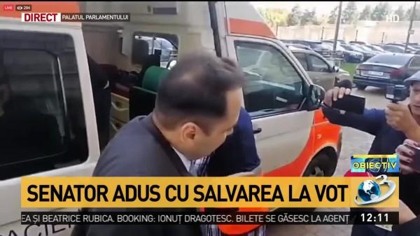 Moțiunea de cenzură 2019. Senator adus cu salvarea la vot. Și-a am&acirc;nat operația și a ieșit din spital pe semnătură. Video