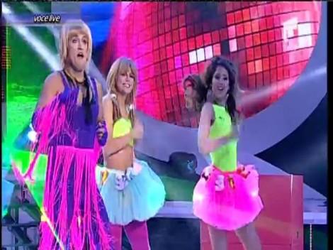 Blond platinat, haine mulate și tocuri: "ceastă “fetiță” în colanți care face pe roboțelul??" Un nou travesti de excepție, marca Cezar Ouatu