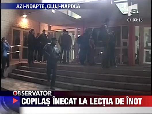 Copilas inecat la lectia de inot