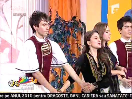 Diana Bisinicu prezinta un dans machedonean