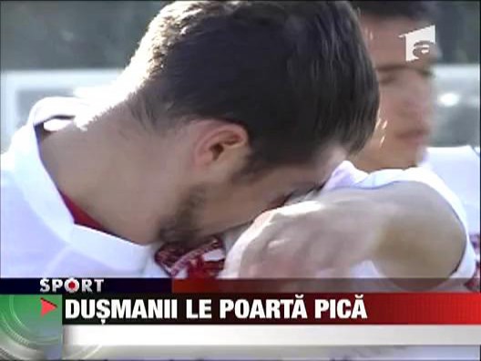 Dusmanii le poarta pica! 