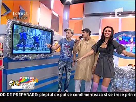 Daniela face karaoke pe muzica indiana