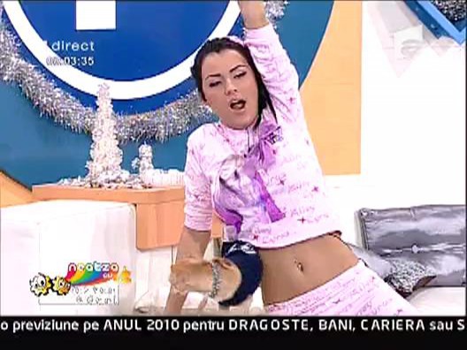 Neatza in Pijamale! Daniela a venit in costumatia de noapte!