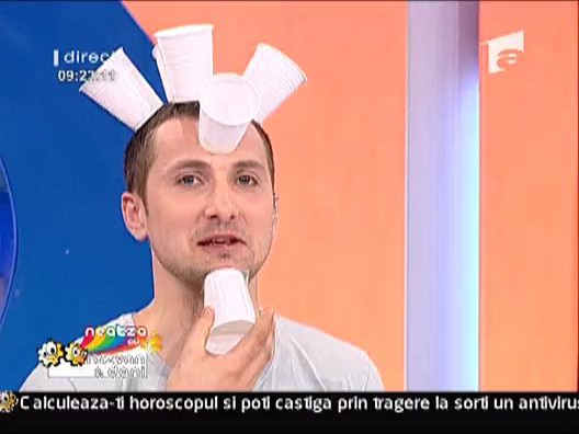Dani cu pahare pe cap