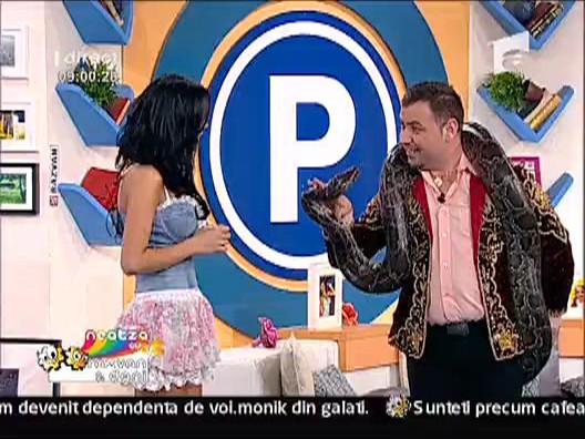 Daniela Crudu cu o geanta Louie Piton