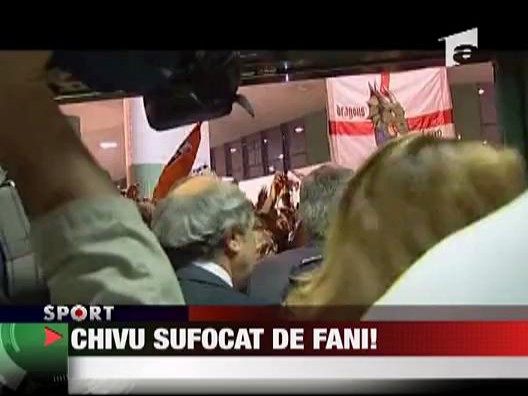 Chivu sufocat de fanii!
