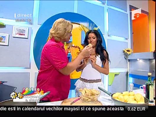 Daniela Crudu pusa la curatat cartofi