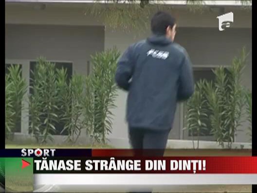 Tanase strange din dinti si joaca cu mana rupta