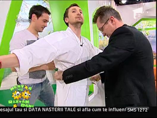 Vezi aici cum arata Dani imbracat in kimonou