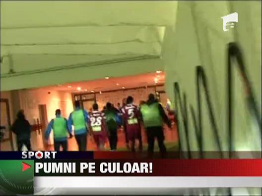 Pumni pe culoarul dinspre vestiare, la CFR Cluj - U Cluj
