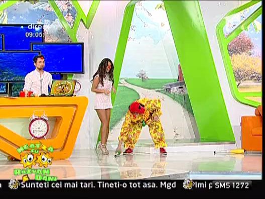 Vecina a invatat sa jongleze cu cercuri