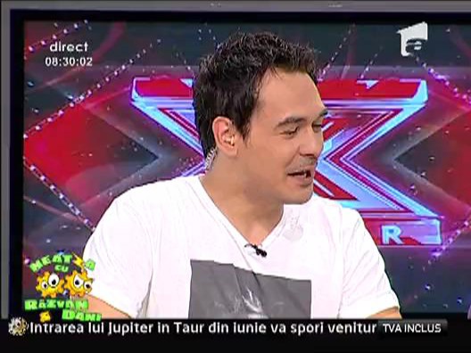 Razvan, surprins de paparazzi, cu degetul in nas