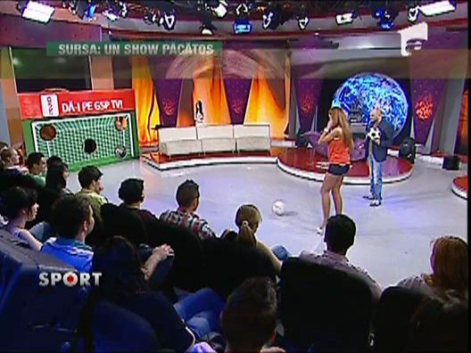Dan Capatos si asistenta Bianca Dragusanu s-au intrecut la fotbal